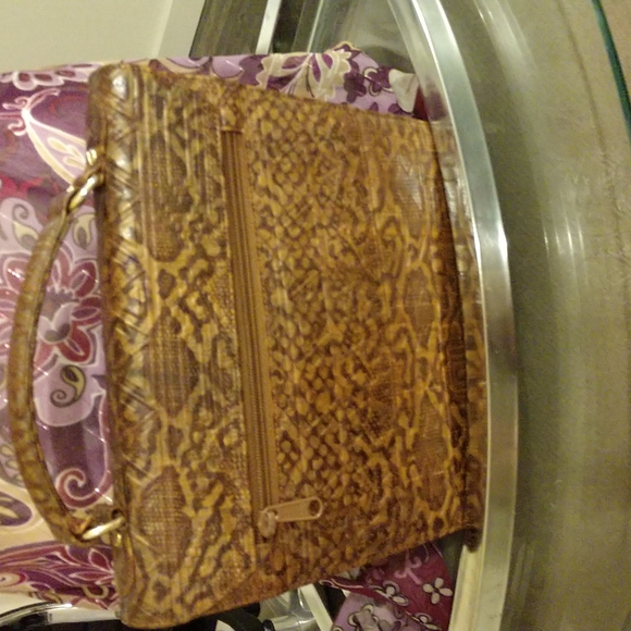 Albert Nipon - Picture 5 of 6